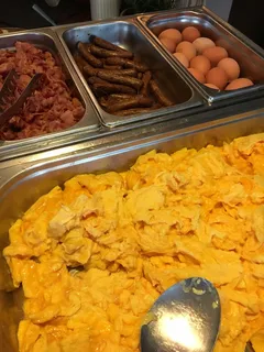 炒蛋、培根、香肠、食物、鸡蛋、餐厅、自助餐、早餐 炒蛋、培根、香肠、食物、鸡蛋、餐厅、自助餐、早餐