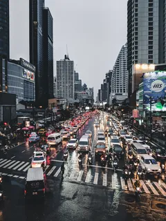 白天道路上的车辆