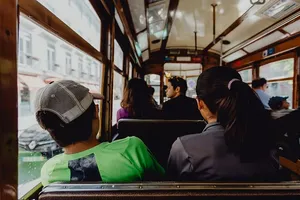 葡萄牙里斯本街头著名的复古黄色28有轨电车