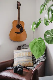 挂在墙上的棕色原声吉他