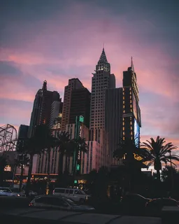 白云下的灰色混凝土高层建筑 白云下的灰色混凝土高层建筑