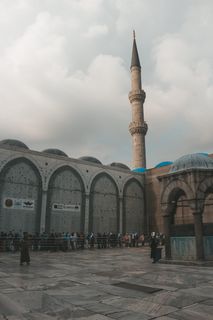 白色天空下的棕色和灰色混凝土建筑