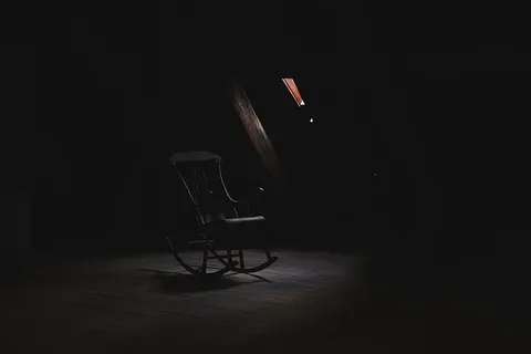 房子,摇椅,椅子,黑暗,房间,恐怖,木头,光 房子,摇椅,椅子,黑暗,房间,恐怖,木头,光
