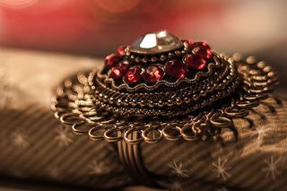 特写照片、金色戒指、圣诞节、便士、珠宝、宝石、水晶、装饰