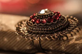 特写照片、金色戒指、圣诞节、便士、珠宝、宝石、水晶、装饰