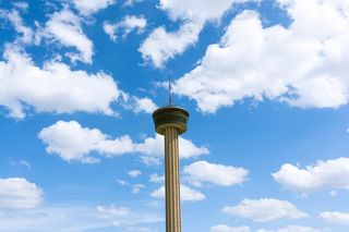 白天白色混凝土塔