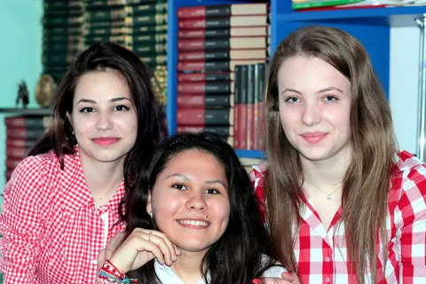 女孩，朋友，女生，友谊，微笑，美丽，肖像，看着相机