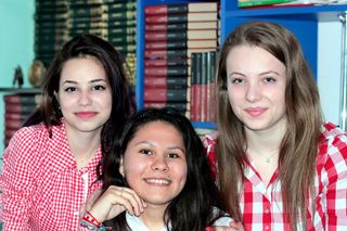 女孩，朋友，女生，友谊，微笑，美丽，肖像，看着相机