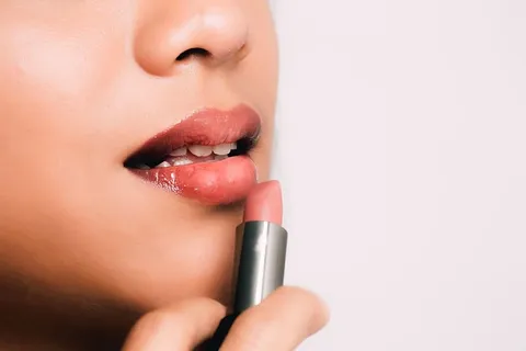 拿着粉红唇膏的女人 拿着粉红唇膏的女人