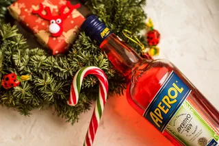 Aperol饮料瓶和圣诞烛台