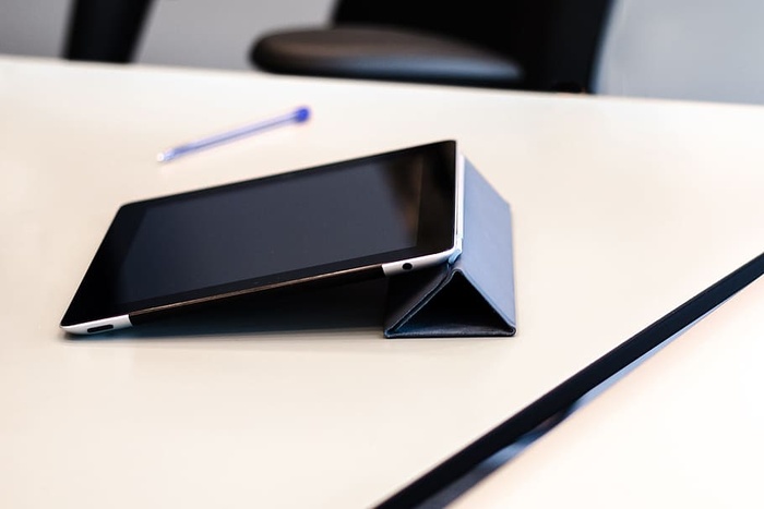 办公桌上的iPad平板电脑