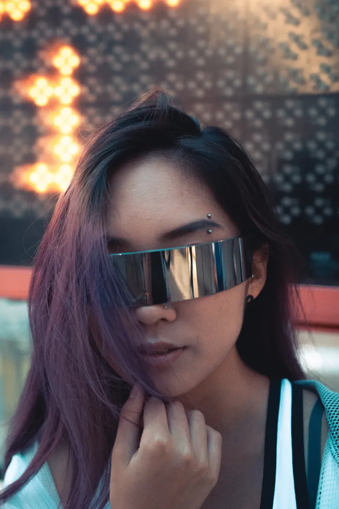 戴头巾戴眼睛的女人