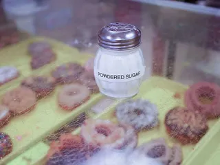 糖粉放在甜甜圈店的玻璃摇壶里。