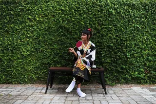 坐在长凳上的女人