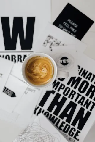 黑白字体句子的俯视图