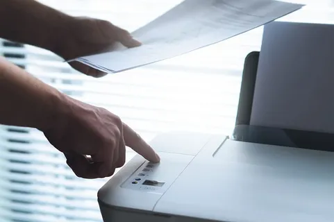 使用办公室打印机的人 使用办公室打印机的人