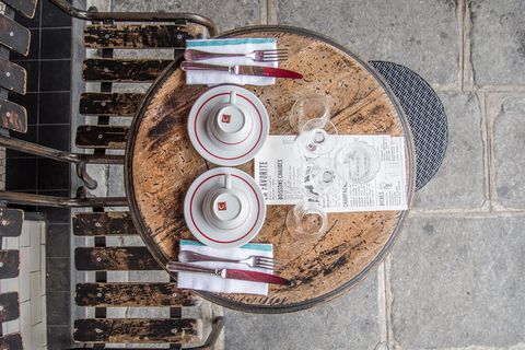 白色和红色、陶瓷、茶杯、茶托、圆形、棕色、桌子、露台