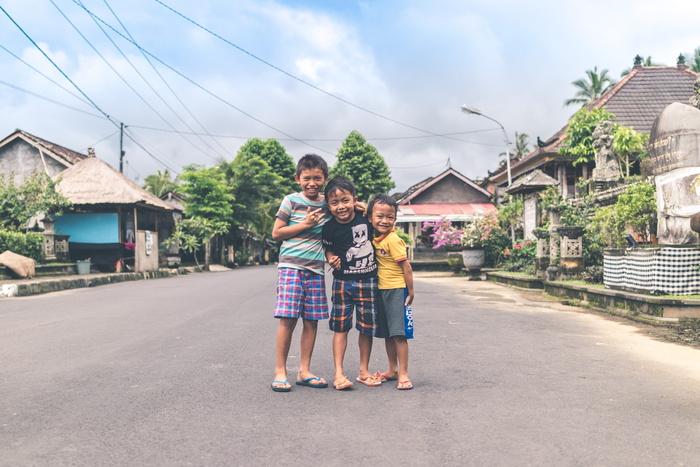 三个男孩站在路上