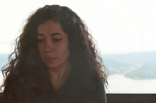 卷发女人的特写照片