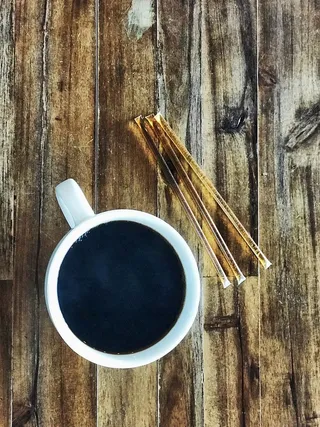 黑咖啡、咖啡、肉桂、乡村风味、木材、餐桌、简约、木质材料