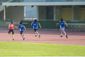 四个男孩在跑道上跑步