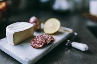 在厨房准备一些开胃食物