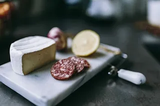 在厨房准备一些开胃食物