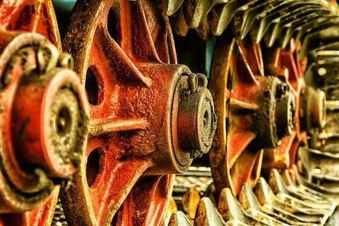 关闭，照片，坦克车轮，车辆，车轮，链条，驱动器，金属