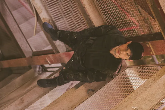 身穿黑色安全装备的男子站着