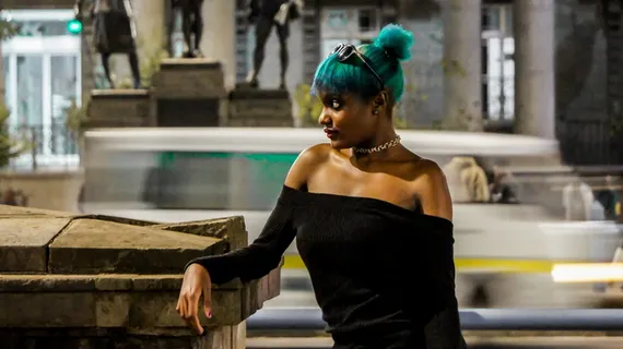 女士，穿着，黑色，露肩连衣裙，绿色，有色，头发，旁边