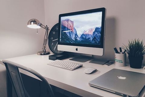 带电脑键盘、灯和鼠标的Studio office桌面