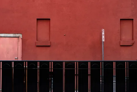 红色油漆墙,墙,建筑物,栅栏,红色,窗户,门,标志 红色油漆墙,墙,建筑物,栅栏,红色,窗户,门,标志