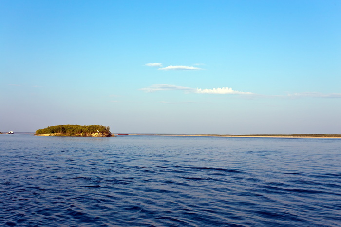 小岛、河流、天空、水、海、风景——自然、自然之美、宁静之景