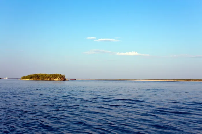 小岛、河流、天空、水、海、风景——自然、自然之美、宁静之景