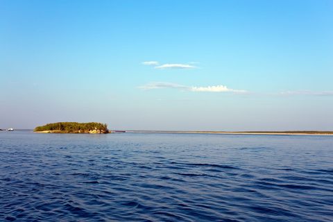 小岛、河流、天空、水、海、风景——自然、自然之美、宁静之景 小岛、河流、天空、水、海、风景——自然、自然之美、宁静之景