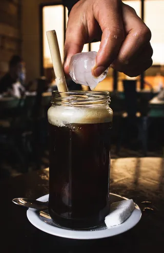 人，人，饮料，饮料，玻璃，酒精，啤酒，拿铁