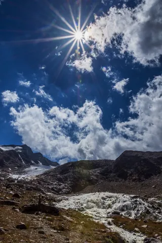 低角度照片，岩石，小山，白色，蓝色，多云，天空