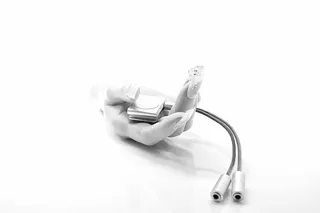 mp3播放器、give、两根电缆、手、医疗保健和药品、医疗设备、室内、医疗用品