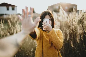 选择性，聚焦照片，女性，手持，iphone，棕色，叶状，植物