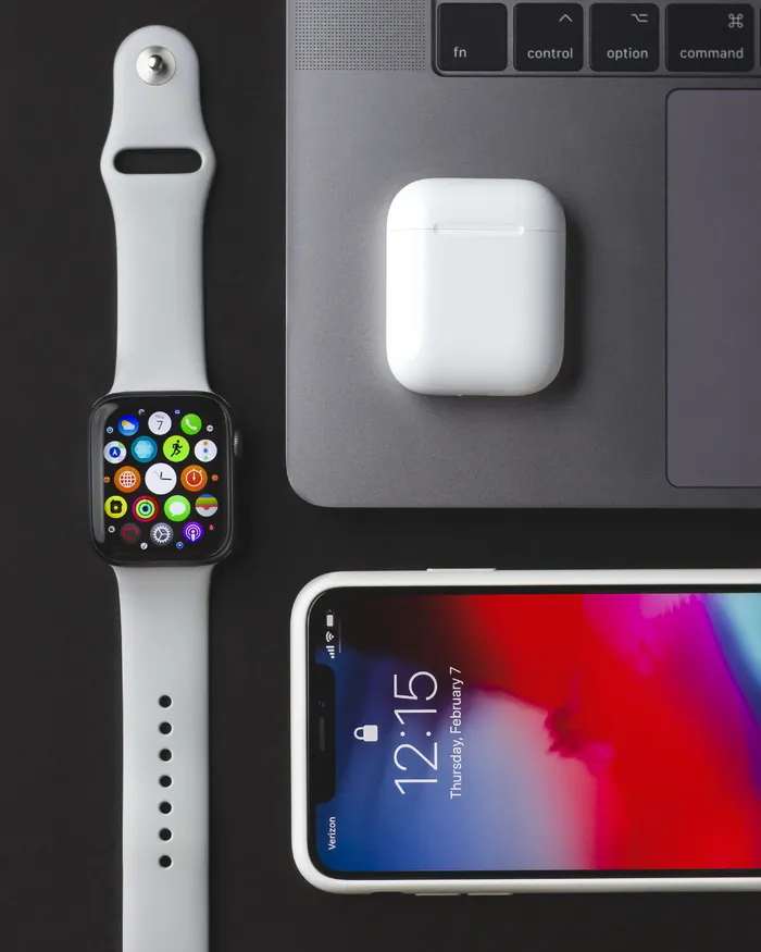 太空灰色铝表壳苹果手表，白色运动表带