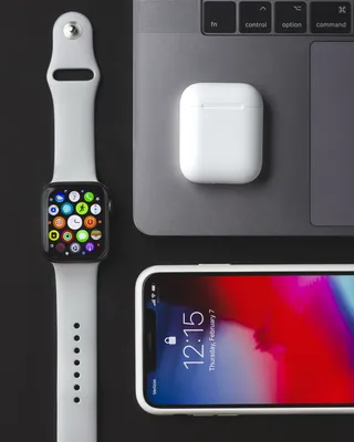 太空灰色铝表壳苹果手表，白色运动表带