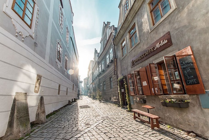 在阳光明媚的天气下欣赏美丽的历史街区