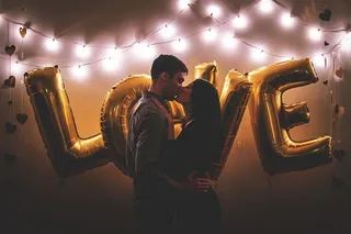 相爱的年轻夫妇