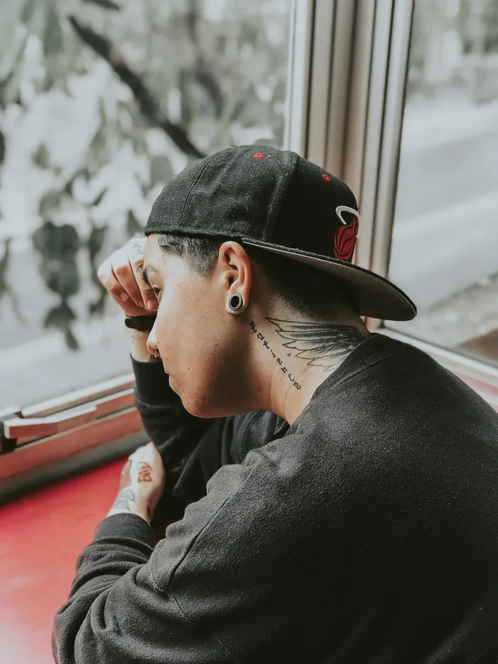 靠在玻璃窗附近的男子