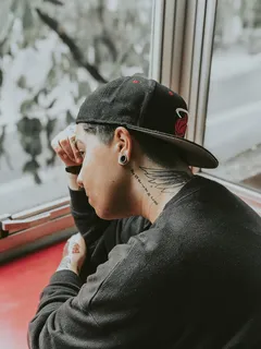 靠在玻璃窗附近的男子 靠在玻璃窗附近的男子