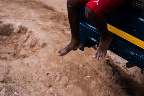 加纳、特马、阿沙曼、非洲、汽车、卡车、地面、赤脚 加纳、特马、阿沙曼、非洲、汽车、卡车、地面、赤脚