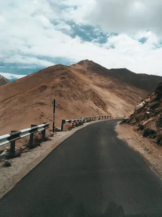 山边灰色水泥路