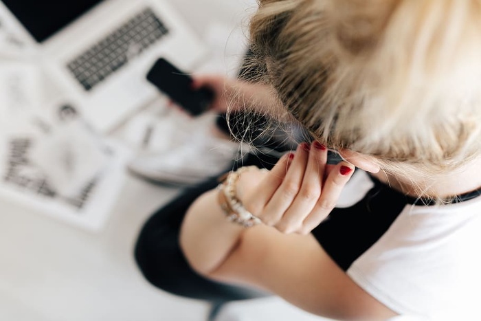 带白色笔记本电脑的女性工作场所