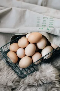 装有新鲜农场鸡蛋的铁丝网篮子