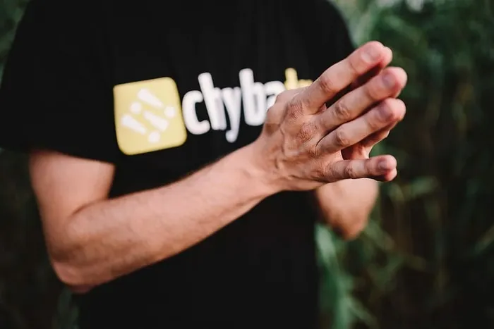 男性双手呈祈祷姿势